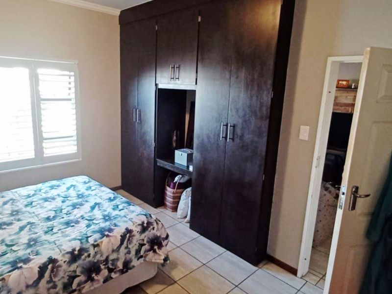 Stunning 3 Bedroom Full Title Home in Safe Complex - Photo 10