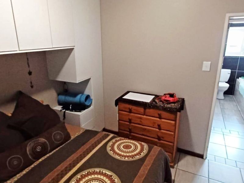 Stunning 3 Bedroom Full Title Home in Safe Complex - Photo 8