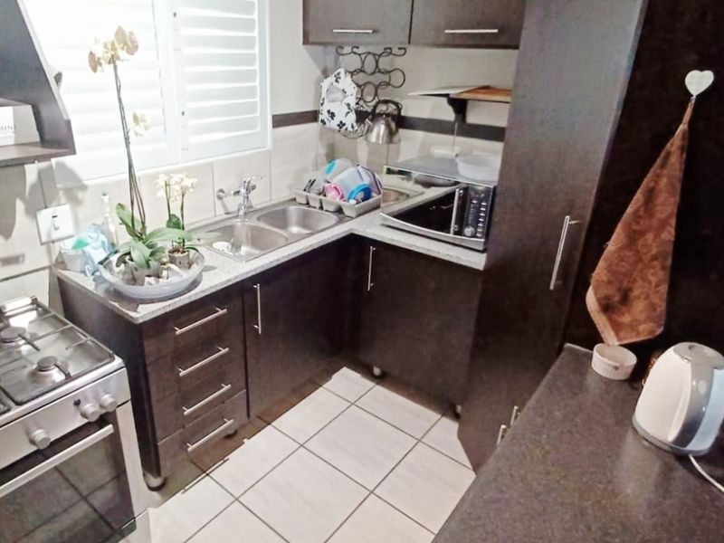 Stunning 3 Bedroom Full Title Home in Safe Complex - Photo 6