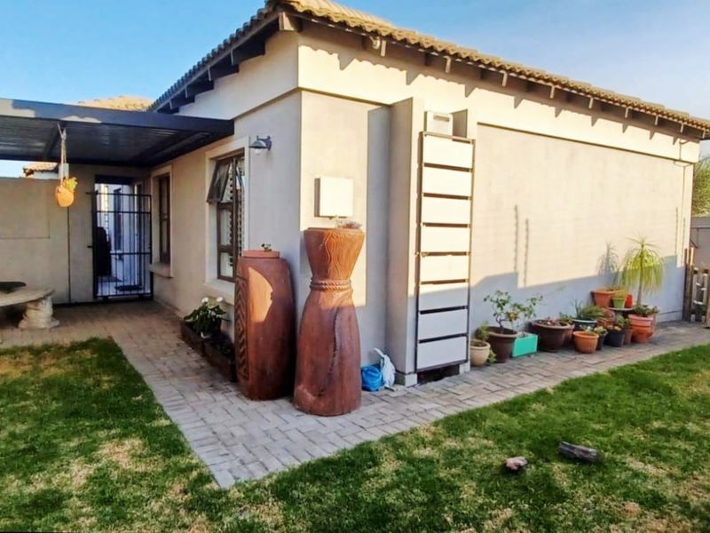 Stunning 3 Bedroom Full Title Home in Safe Complex - Photo 2