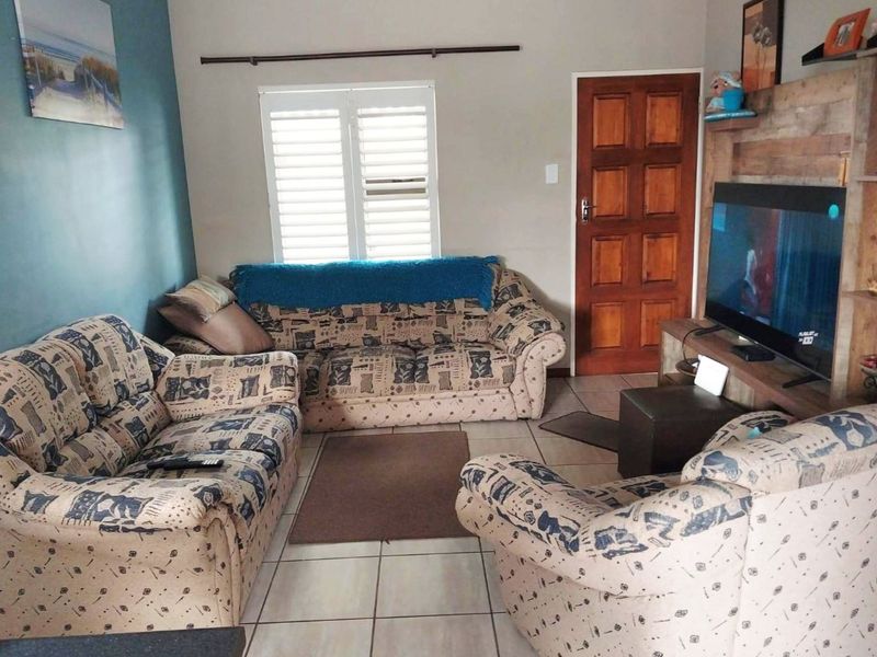 Stunning 3 Bedroom Full Title Home in Safe Complex - Photo 5