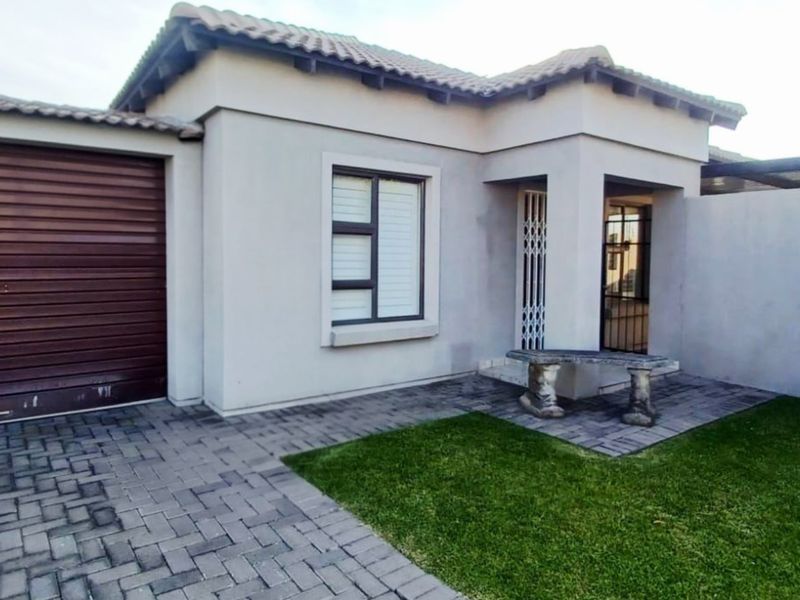Stunning 3 Bedroom Full Title Home in Safe Complex - Photo 1