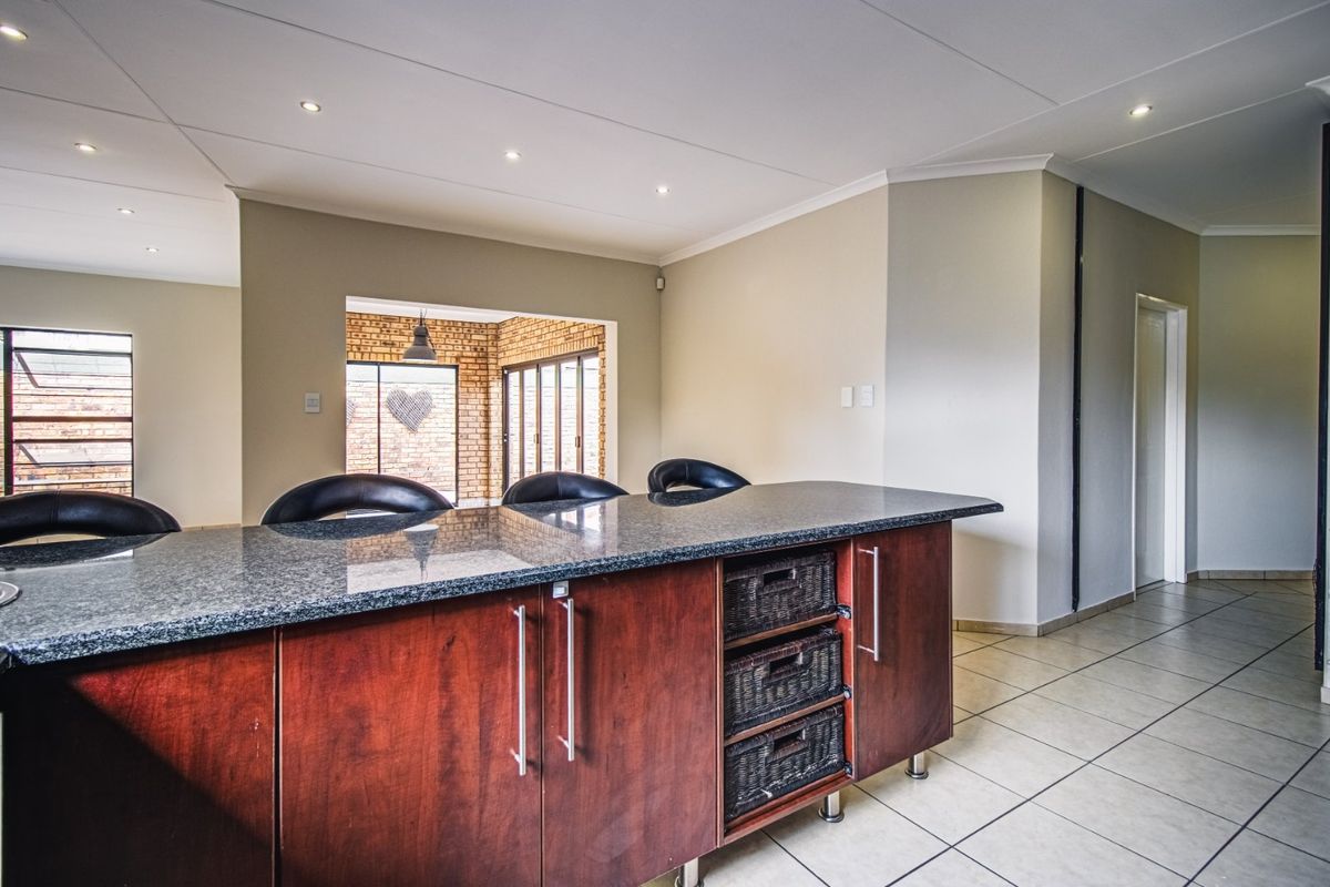 High-End Luxury Living - Photo 5