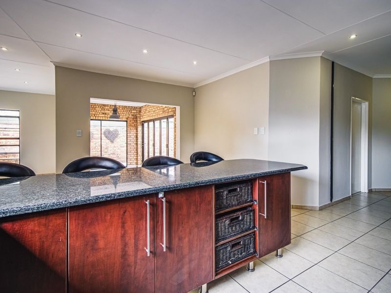 High-End Luxury Living - Photo 5