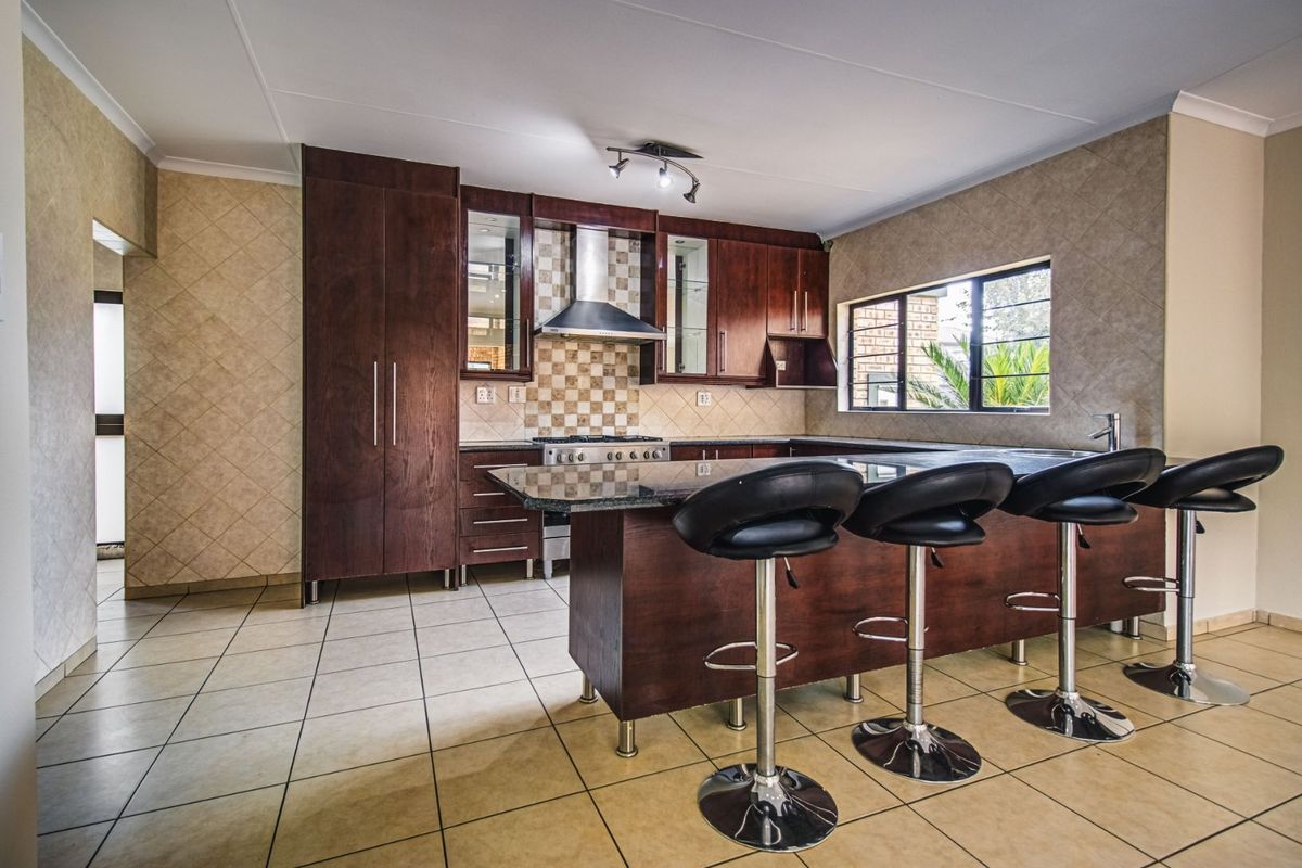 High-End Luxury Living - Photo 2