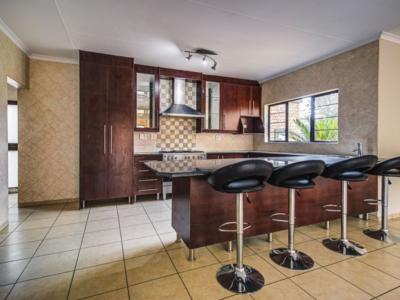 High-End Luxury Living - Photo 2