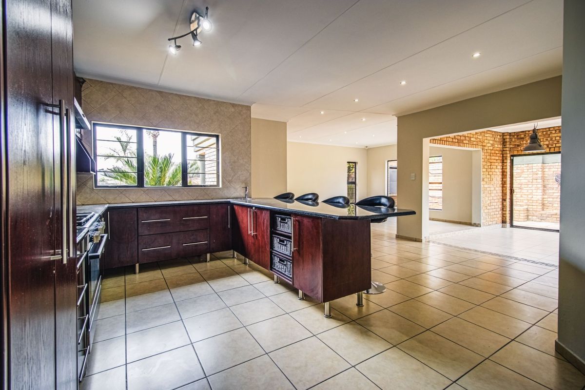 High-End Luxury Living - Photo 3