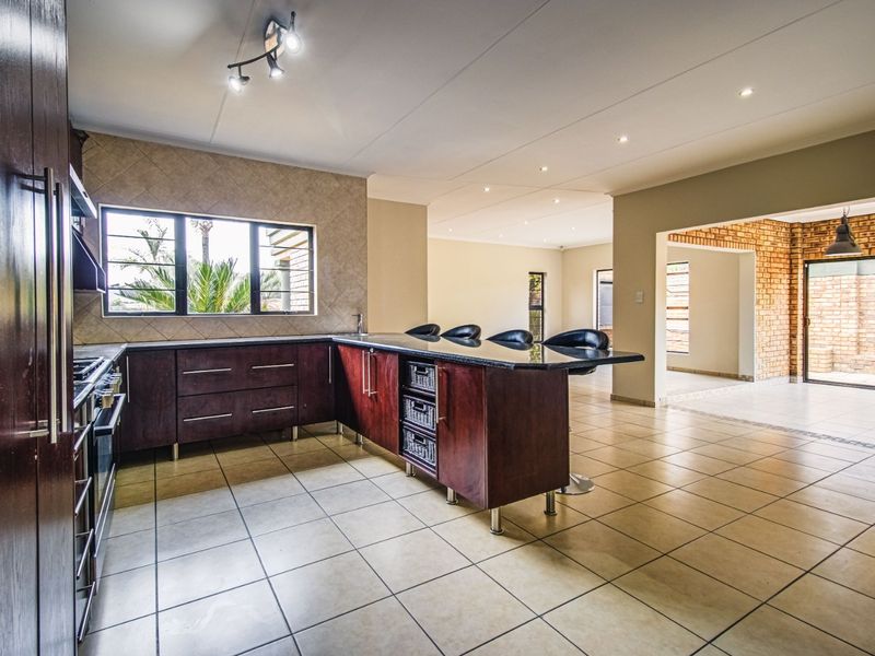 High-End Luxury Living - Photo 3