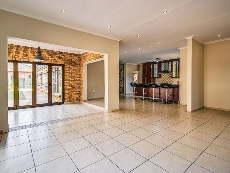 High-End Luxury Living - Photo 8