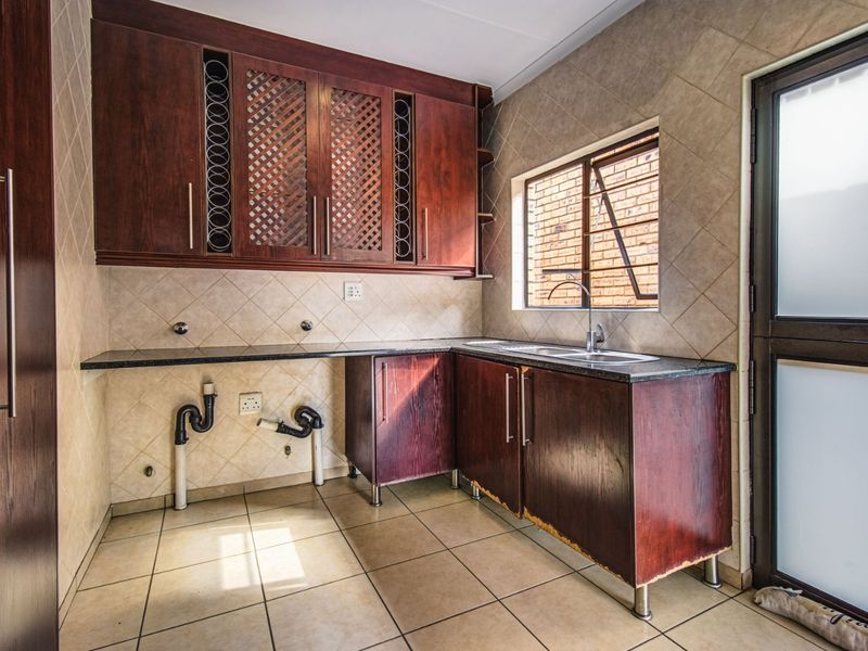 High-End Luxury Living - Photo 6