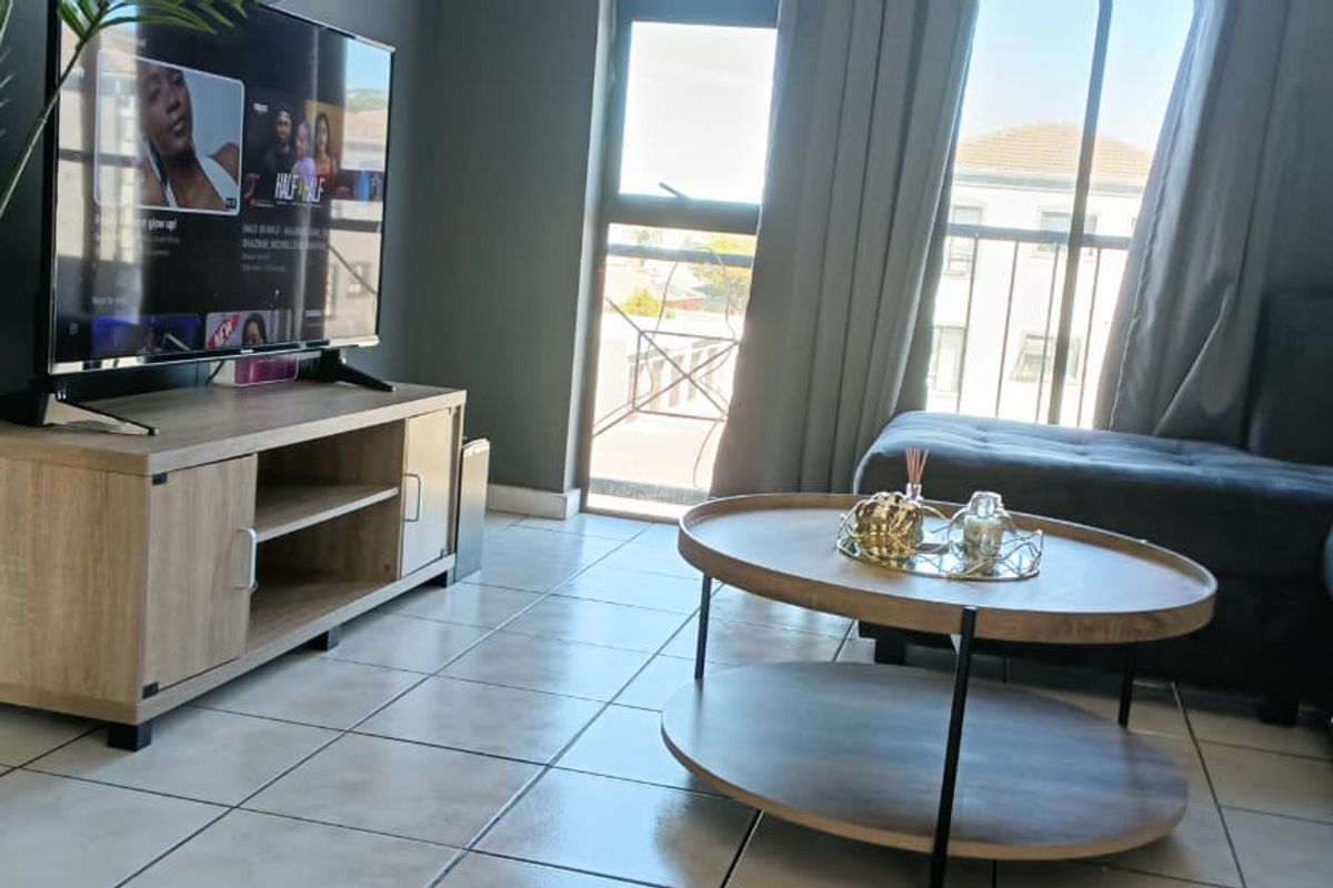 Modern Top-Floor Corner Unit in Prime Location – Why Rent When You Can Buy? - Photo 3