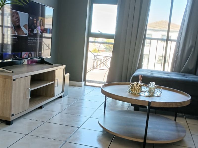 Modern Top-Floor Corner Unit in Prime Location – Why Rent When You Can Buy? - Photo 3