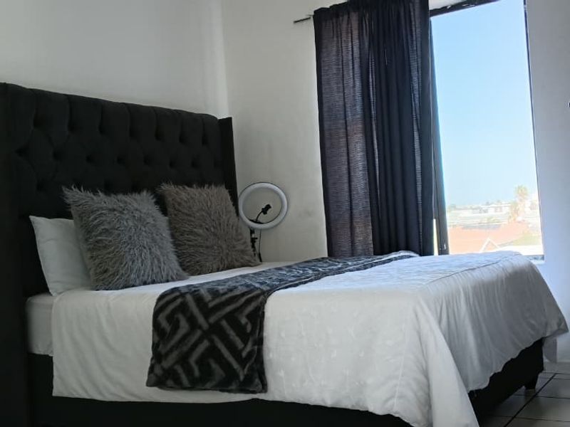 Modern Top-Floor Corner Unit in Prime Location – Why Rent When You Can Buy? - Photo 10