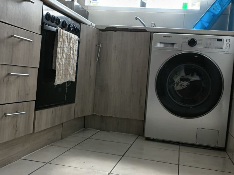 Modern Top-Floor Corner Unit in Prime Location – Why Rent When You Can Buy? - Photo 9