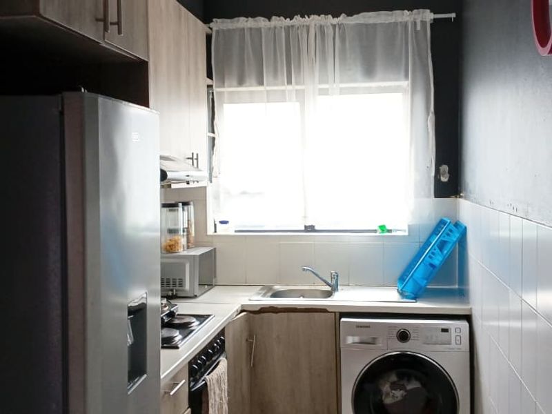 Modern Top-Floor Corner Unit in Prime Location – Why Rent When You Can Buy? - Photo 8