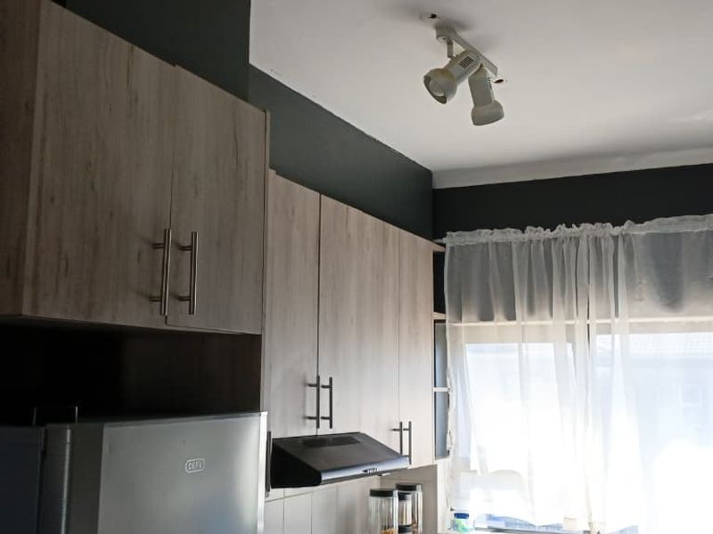 Modern Top-Floor Corner Unit in Prime Location – Why Rent When You Can Buy? - Photo 7