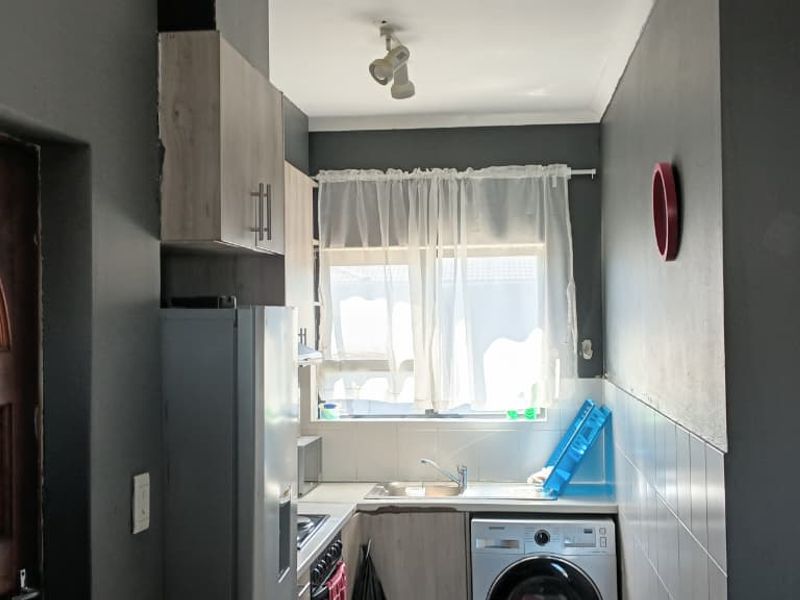 Modern Top-Floor Corner Unit in Prime Location – Why Rent When You Can Buy? - Photo 6