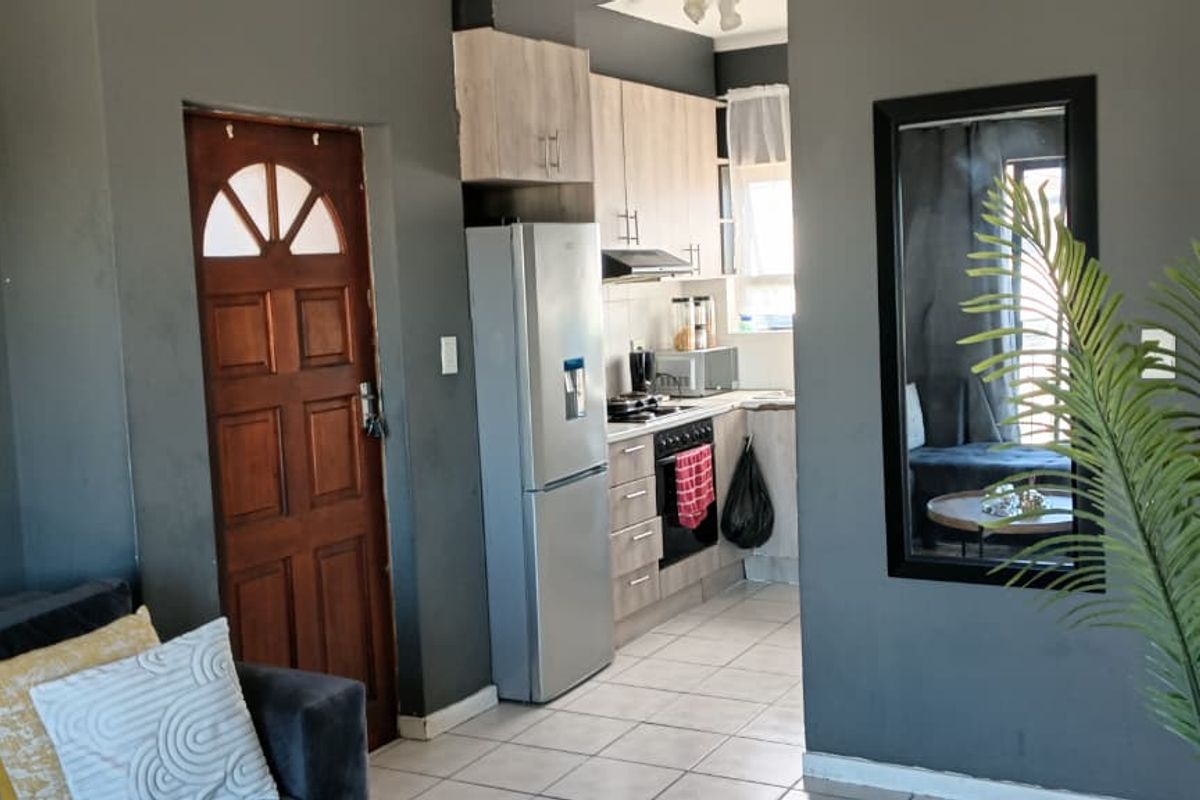 Modern Top-Floor Corner Unit in Prime Location – Why Rent When You Can Buy? - Photo 2