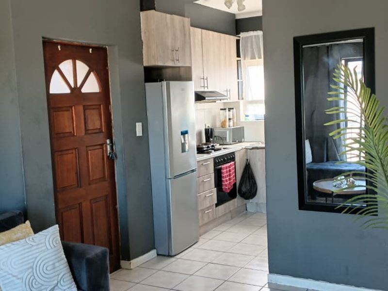 Modern Top-Floor Corner Unit in Prime Location – Why Rent When You Can Buy? - Photo 2