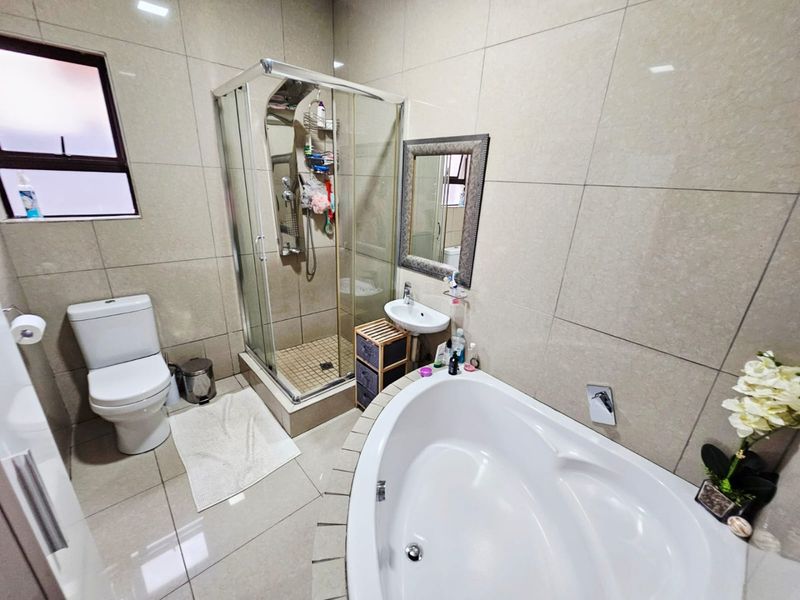 A Beautiful 3 bedroom 2 bathroom house for sale in Monavoni - Photo 6