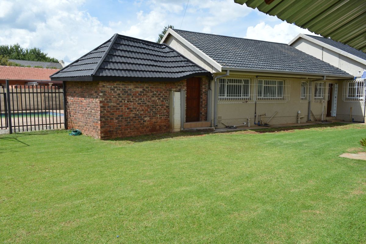 4 Bedroom Home with Flatlet, Exceptional Parking and Work-From-Home Potential – Stilfontein Ext 4 - Photo 3