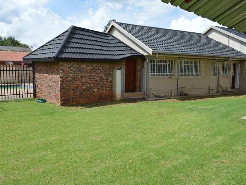 4 Bedroom Home with Flatlet, Exceptional Parking and Work-From-Home Potential – Stilfontein Ext 4 - Photo 3
