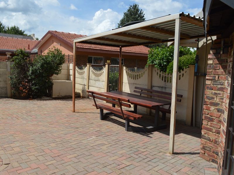 4 Bedroom Home with Flatlet, Exceptional Parking and Work-From-Home Potential – Stilfontein Ext 4 - Photo 8