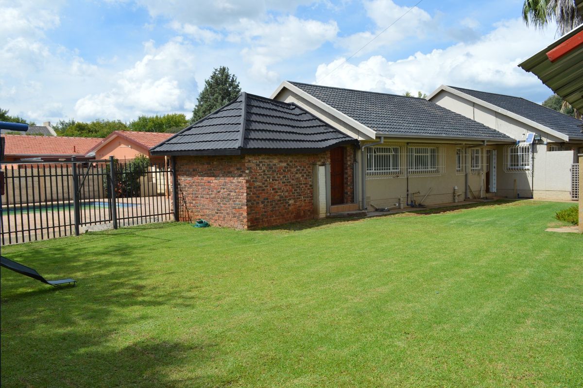 4 Bedroom Home with Flatlet, Exceptional Parking and Work-From-Home Potential – Stilfontein Ext 4 - Photo 5