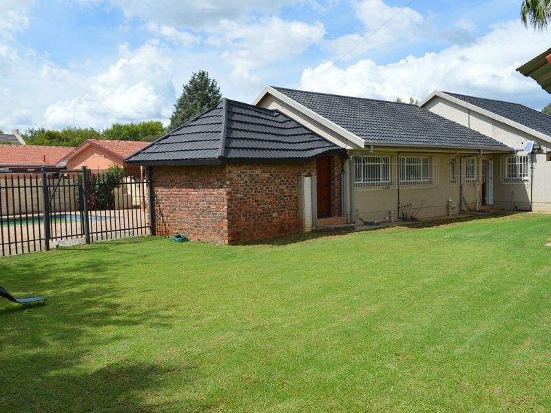 4 Bedroom Home with Flatlet, Exceptional Parking and Work-From-Home Potential – Stilfontein Ext 4 - Photo 5