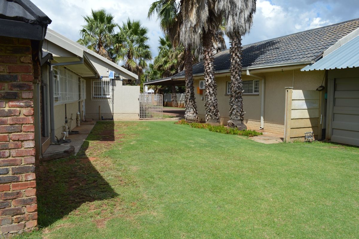 4 Bedroom Home with Flatlet, Exceptional Parking and Work-From-Home Potential – Stilfontein Ext 4 - Photo 2