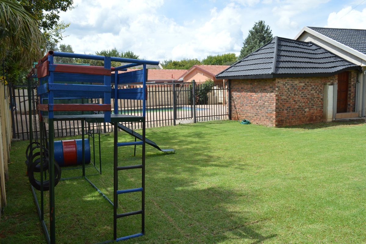 4 Bedroom Home with Flatlet, Exceptional Parking and Work-From-Home Potential – Stilfontein Ext 4 - Photo 4