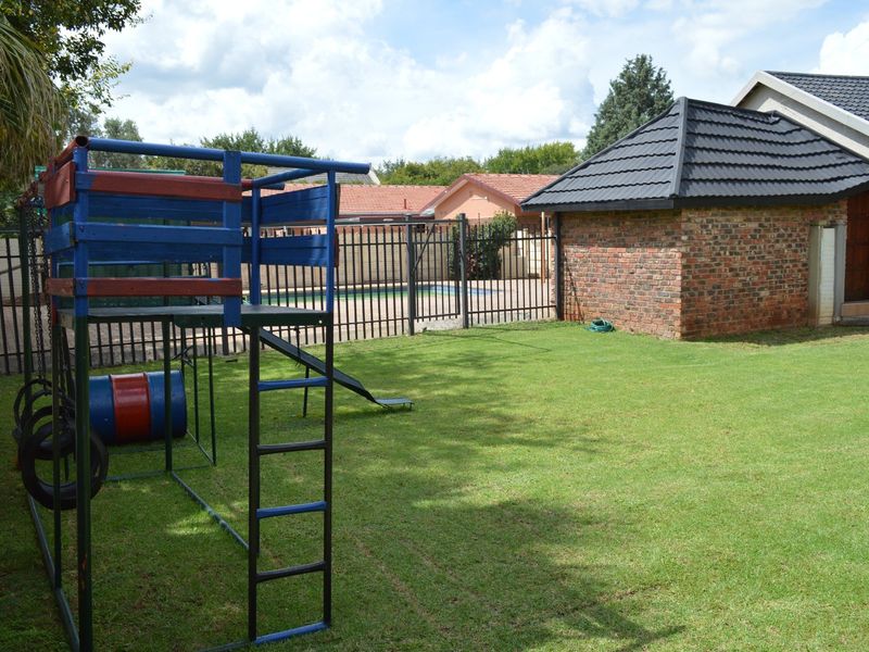 4 Bedroom Home with Flatlet, Exceptional Parking and Work-From-Home Potential – Stilfontein Ext 4 - Photo 4
