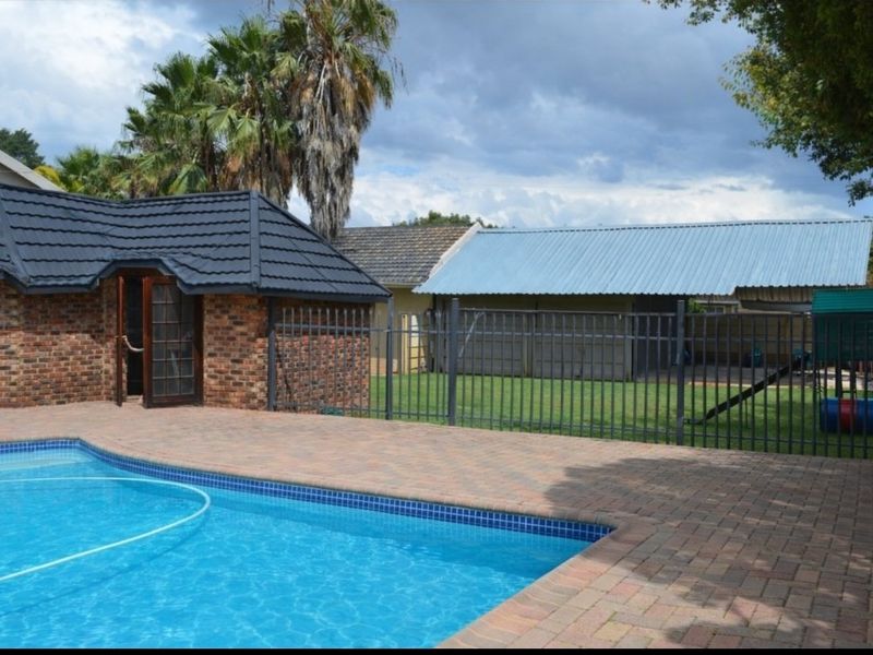 4 Bedroom Home with Flatlet, Exceptional Parking and Work-From-Home Potential – Stilfontein Ext 4 - Photo 10