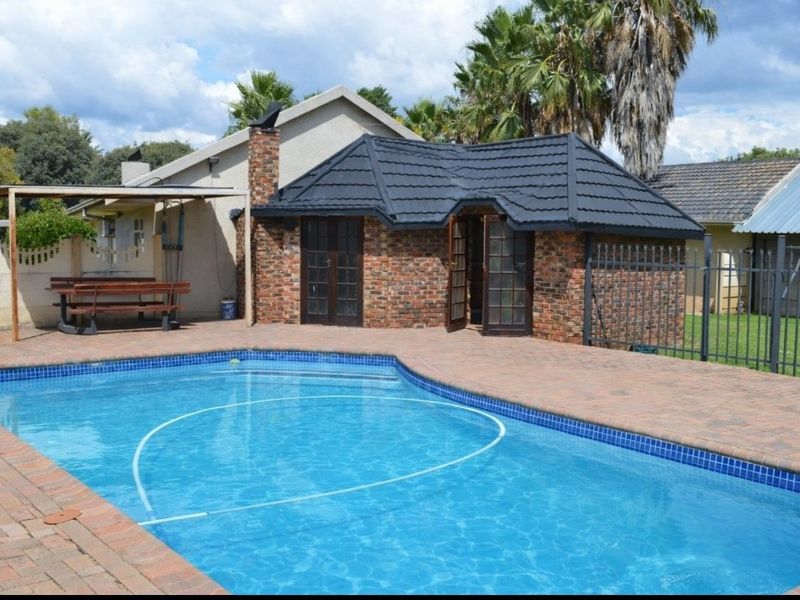 4 Bedroom Home with Flatlet, Exceptional Parking and Work-From-Home Potential – Stilfontein Ext 4 - Photo 9
