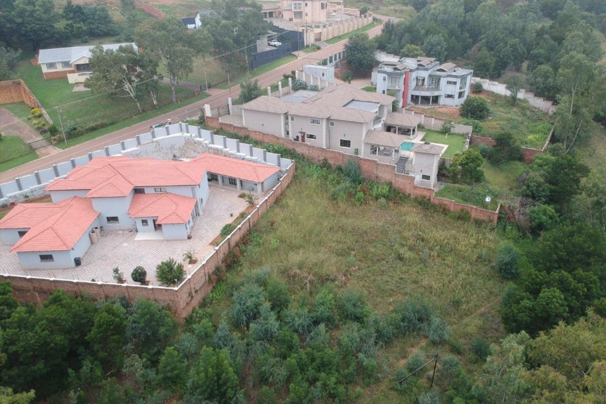 Large 1792m2 Vacant Stand in Waterkloof Heights - Photo 4