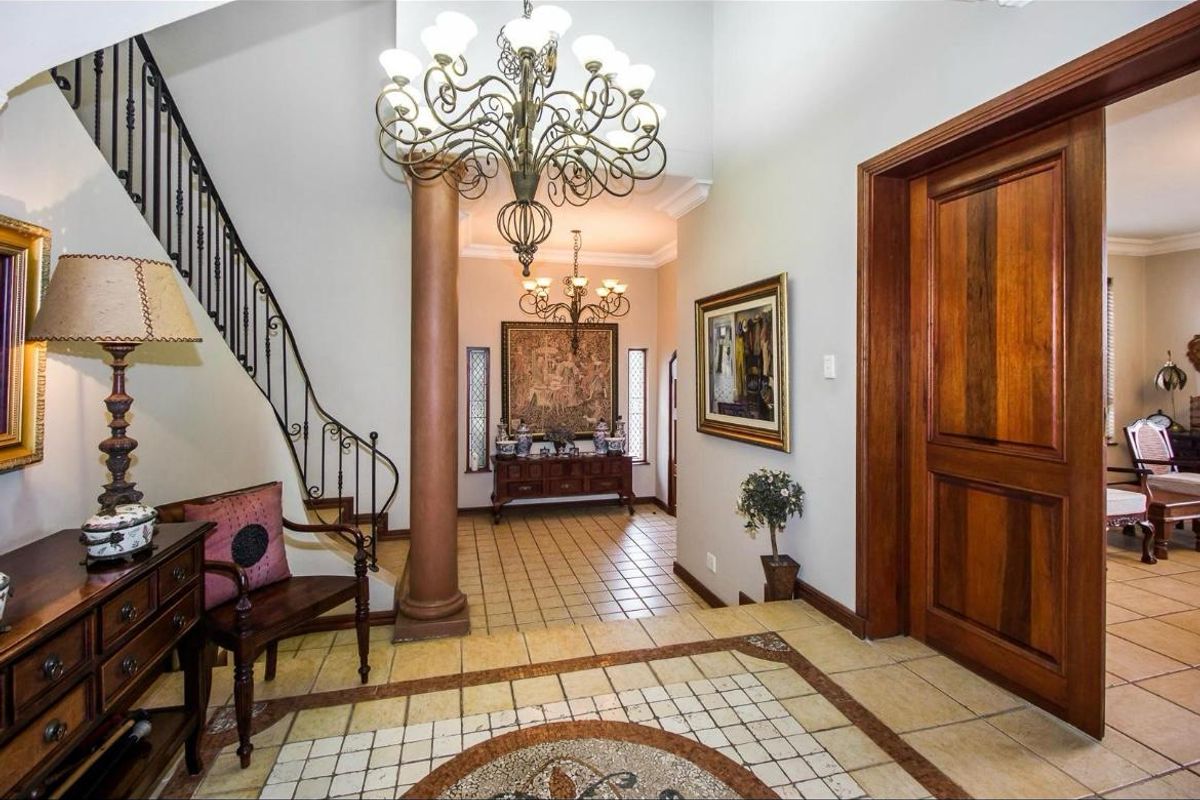 Exclusive 5-Bedroom Residence with Business Rights in Woodhill Golf Estate - Photo 4