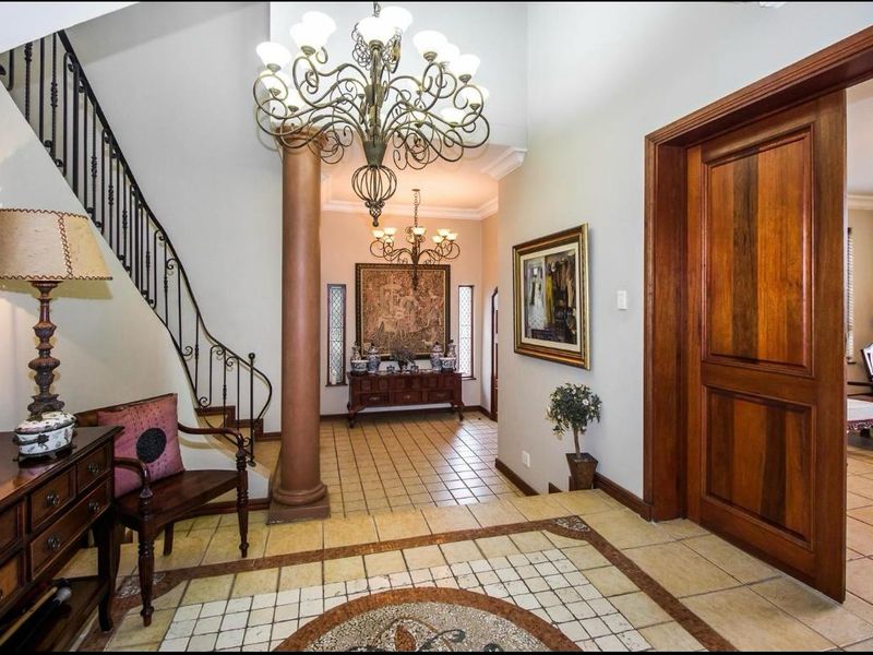 Exclusive 5-Bedroom Residence with Business Rights in Woodhill Golf Estate - Photo 4