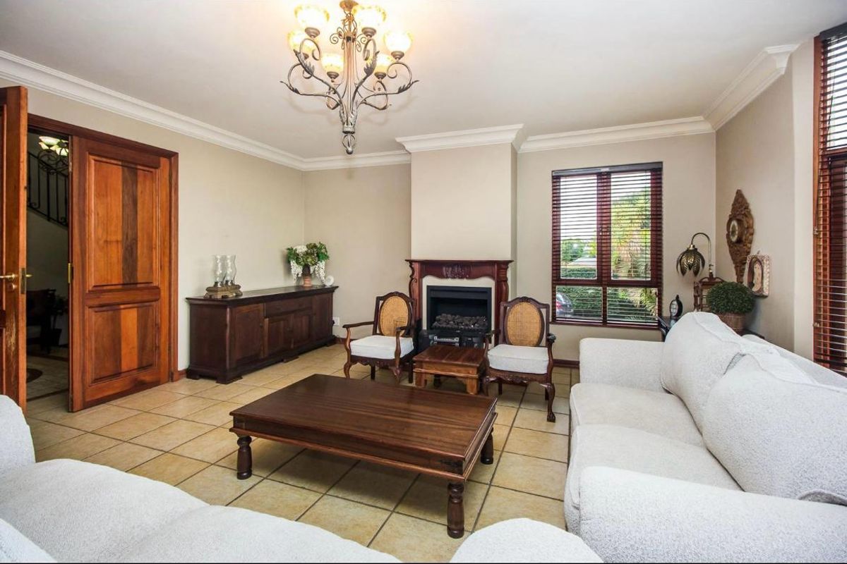 Exclusive 5-Bedroom Residence with Business Rights in Woodhill Golf Estate - Photo 5