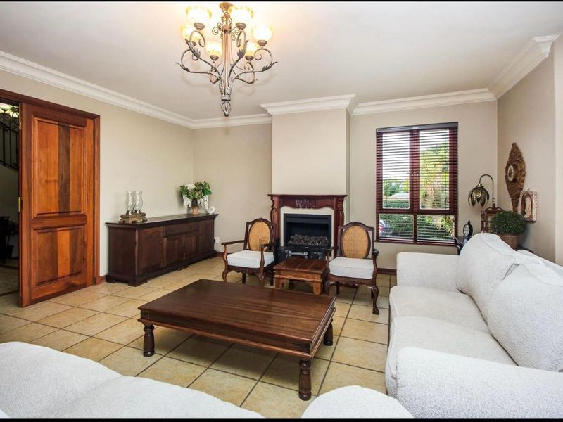 Exclusive 5-Bedroom Residence with Business Rights in Woodhill Golf Estate - Photo 5