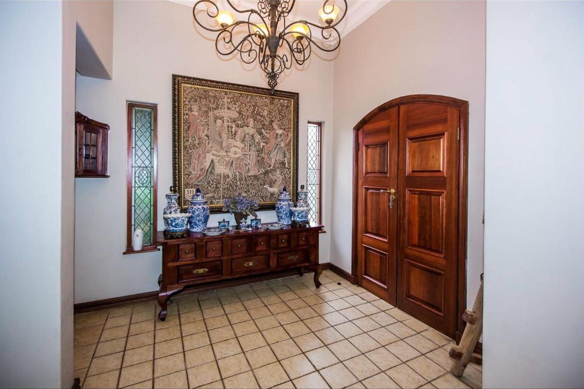 Exclusive 5-Bedroom Residence with Business Rights in Woodhill Golf Estate - Photo 3