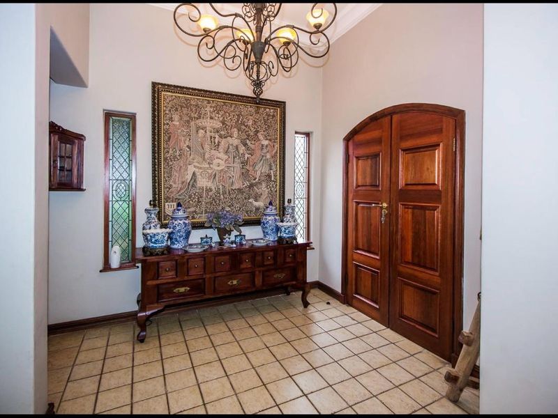 Exclusive 5-Bedroom Residence with Business Rights in Woodhill Golf Estate - Photo 3