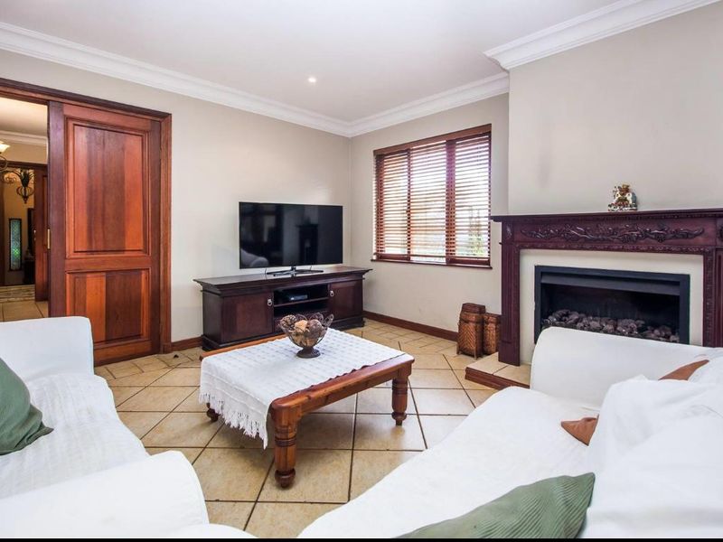 Exclusive 5-Bedroom Residence with Business Rights in Woodhill Golf Estate - Photo 9