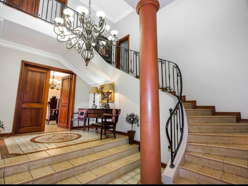 Exclusive 5-Bedroom Residence with Business Rights in Woodhill Golf Estate - Photo 7