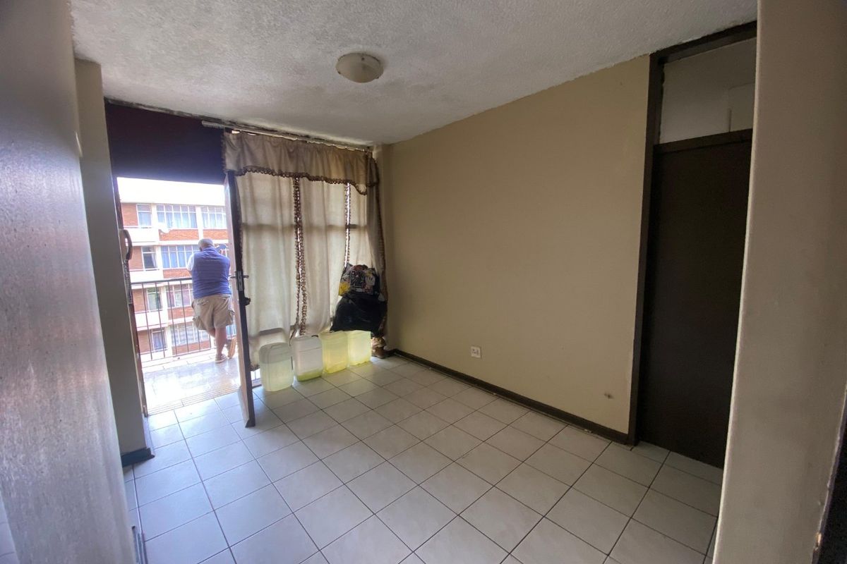 2 Bedroom Apartment in Sunnyside - Photo 2