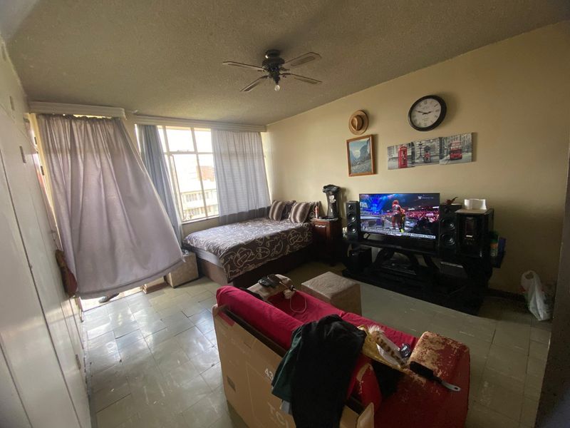 2 Bedroom Apartment in Sunnyside - Photo 3