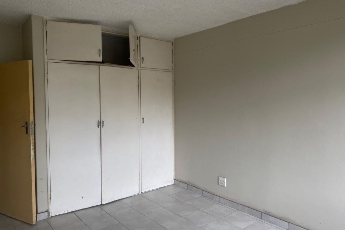 2 Bedroom Apartment in Sunnyside - Photo 2