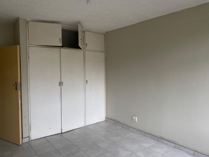 2 Bedroom Apartment in Sunnyside - Photo 2