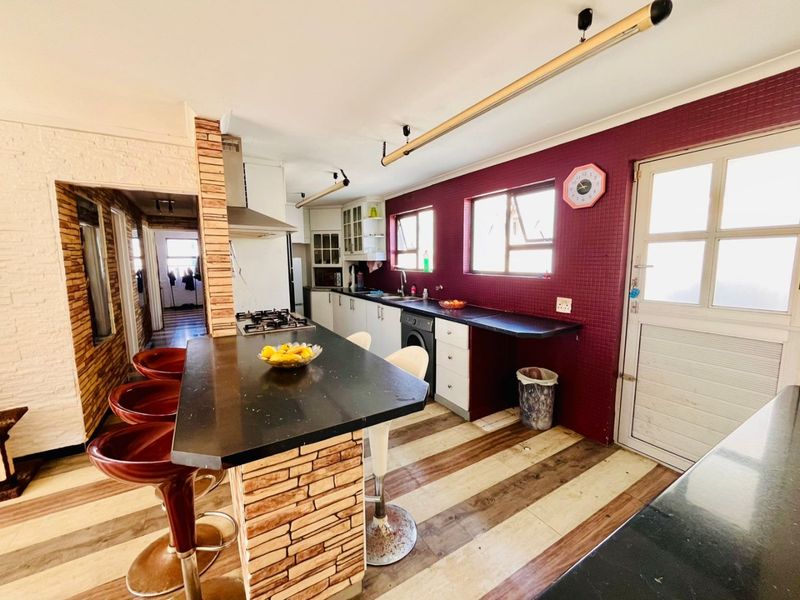 4 Bedroom house in Wavecrest, Strandfontein - Photo 10