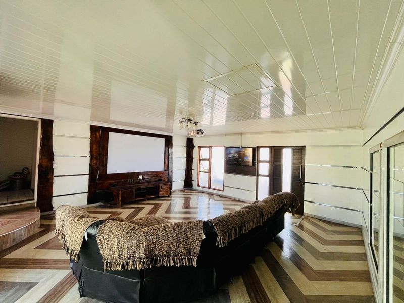 4 Bedroom house in Wavecrest, Strandfontein - Photo 6