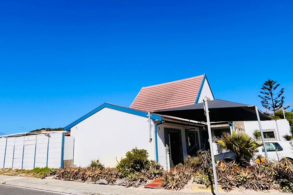 4 Bedroom house in Wavecrest, Strandfontein - Photo 3